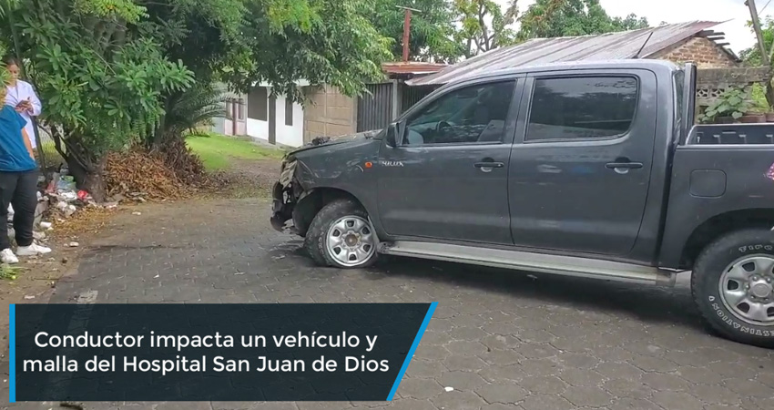 Camioneta embiste auto blanco y termina estrellada contra malla del Hospital San Juan de Dios