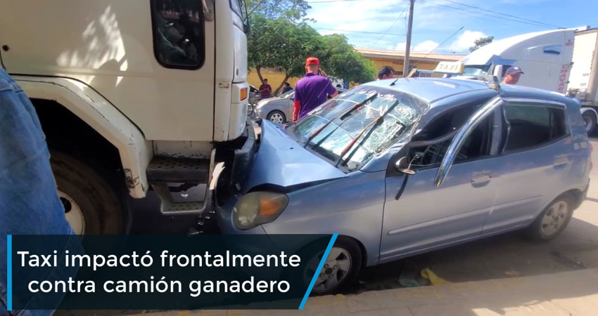 Taxista choca frontalmente con un camión ganadero sobre la carretera panamericana en Estelí