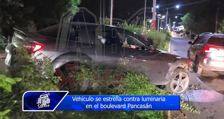 Vehículo se estrella contra luminaria en el boulevard Pancasán