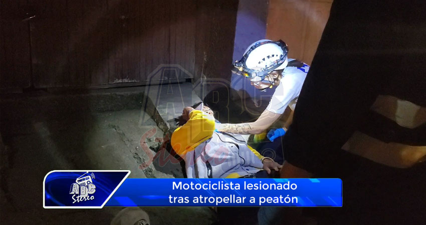 Motociclista lesionado tras atropellar a peatón