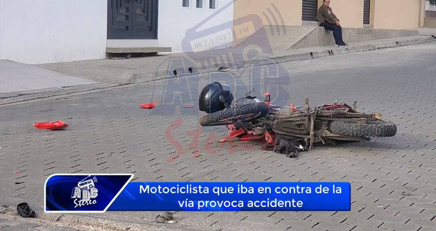 Motociclista que iba en contra de la vía provoca accidente