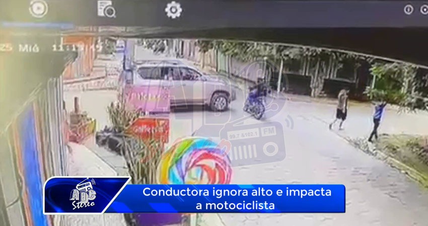 Conductora ignora alto e impacta a motociclista