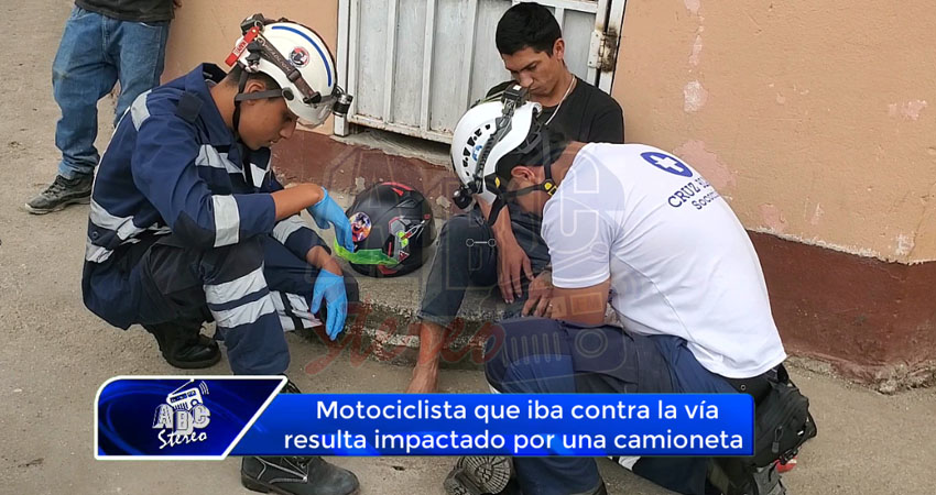 Motociclista que iba contra la vía resulta impactado por una camioneta