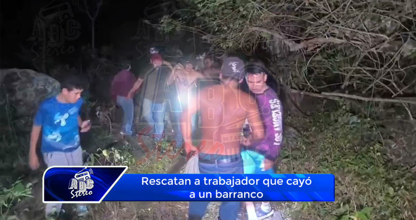 Trabajo en equipo: rescatan a trabajador que cayó a un barranco
