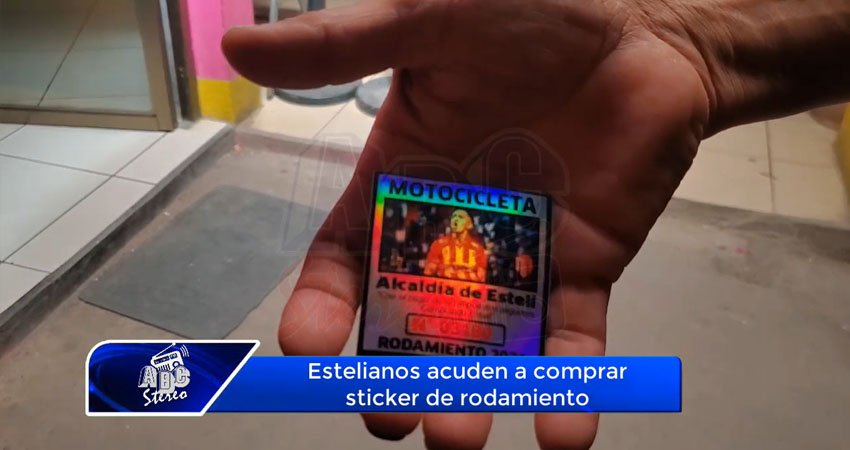 Estelianos acuden a comprar sticker de rodamiento