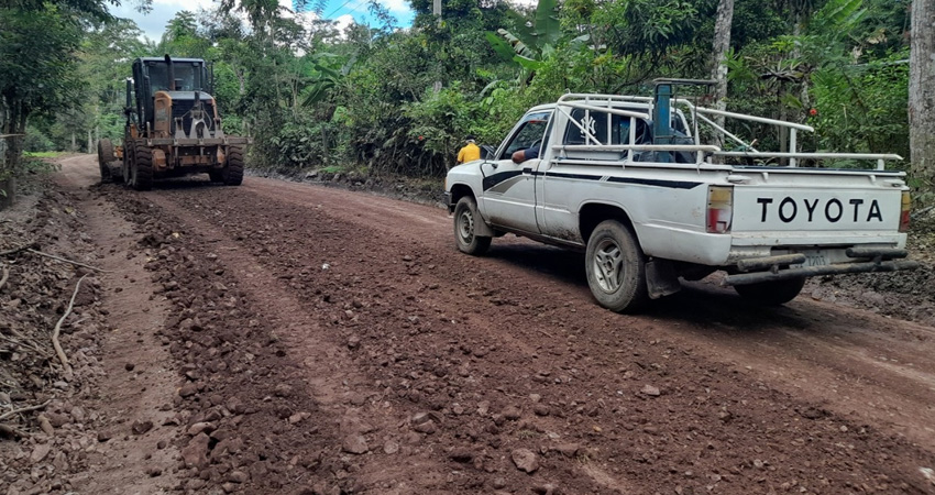 Según el alcalde liberal de Pantasma, con prioridades el mantenimiento y reparación de caminos que sirven para el traslado de la cosecha en la zona. Foto: Cortesía