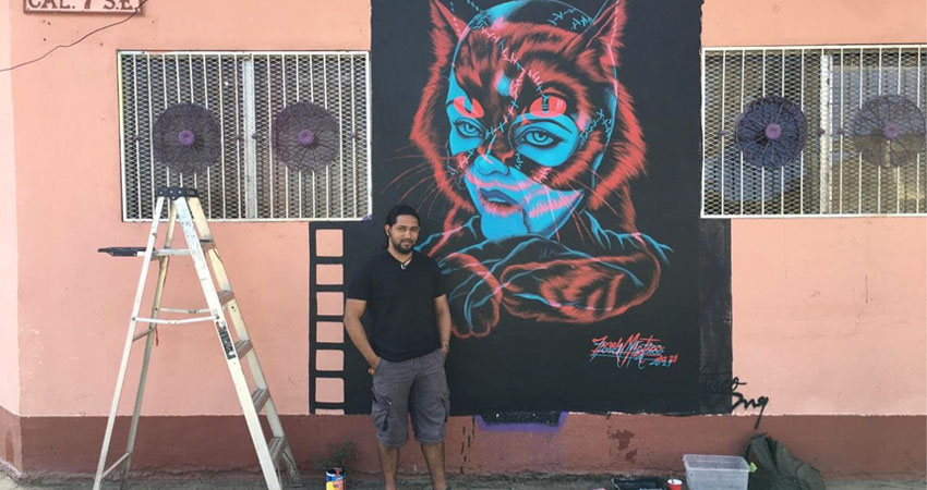 Danilo junto a su nueva obra. Foto: Alba Nubia Lira/Radio ABC Stereo