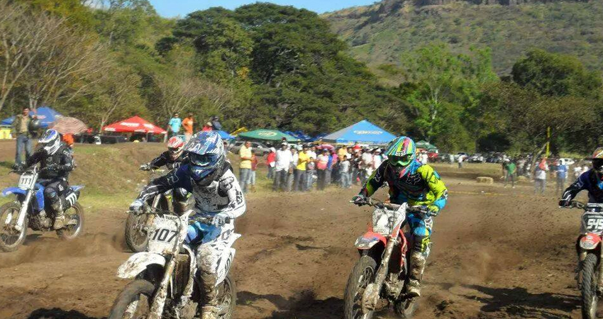 Testigos indican que la adolescente se cruzó la pista. Foto: Cortesía