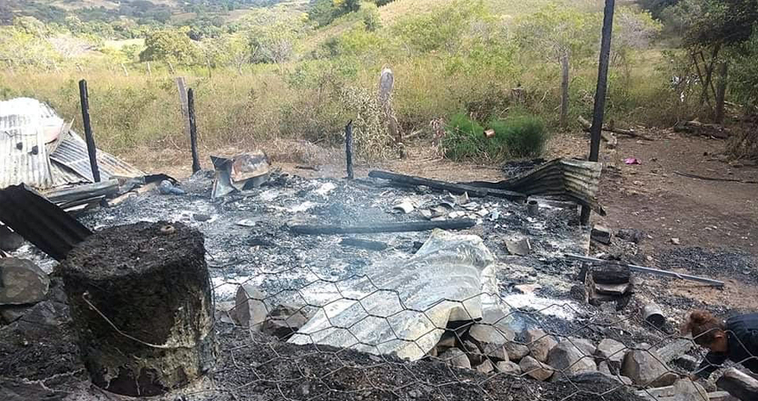 El incendio arrasó con toda la vivienda. Foto: Juan Fco. Dávila/Radio ABC Stereo