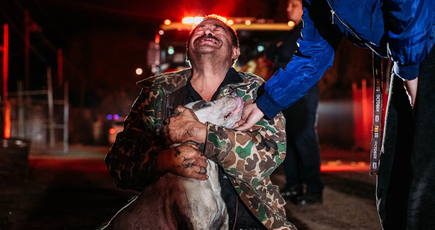 El señor de 56 años fue auxiliado por bomberos cuando los vecinos se percataron del incendio. Foto: Cortesía