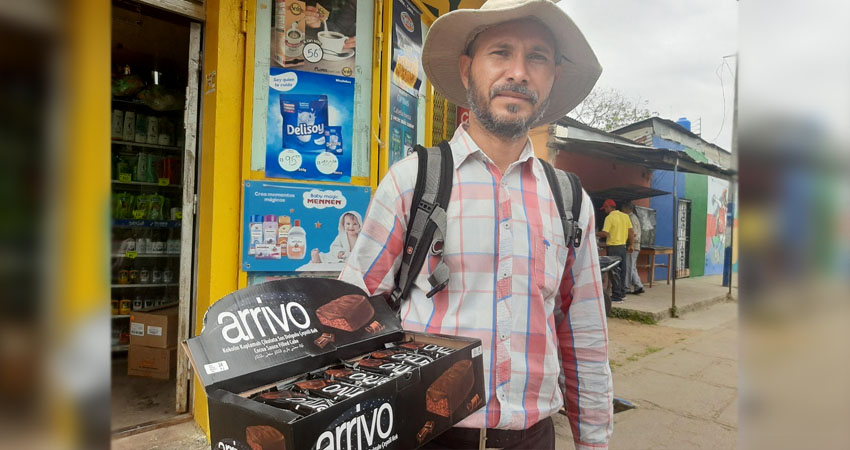 Abel Augusto Gutiérrez es licenciado en psicología pero con las afectaciones a su trabajo decidió salir a vender a la calle. Foto: Famnuel Úbeda/Radio ABC Stereo