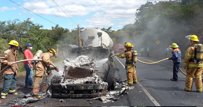 Un camión cisterna tomó fuego mientras circulaba entre Estelí y La Trinidad, éste transportaba aceite vegetal y las pérdidas materiales se calculan en unos 18 mil dólares.