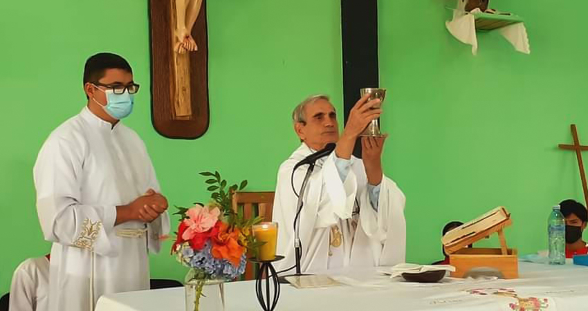 A 50 años de sacerdocio, y 77 de vida, el presbítero Celestino Sainz continúa lleno de ilusiones, servicio, fe y amor para la iglesia, en donde, además de sacerdote, es misionero.