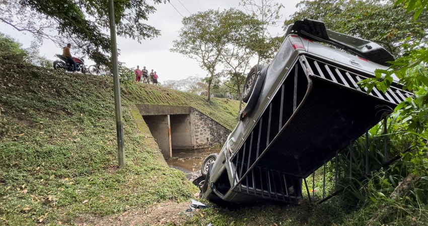 El conductor perdió el control de su camioneta y se volcó en una alcantarilla. Foto: Cortesía/Radio ABC Stereo