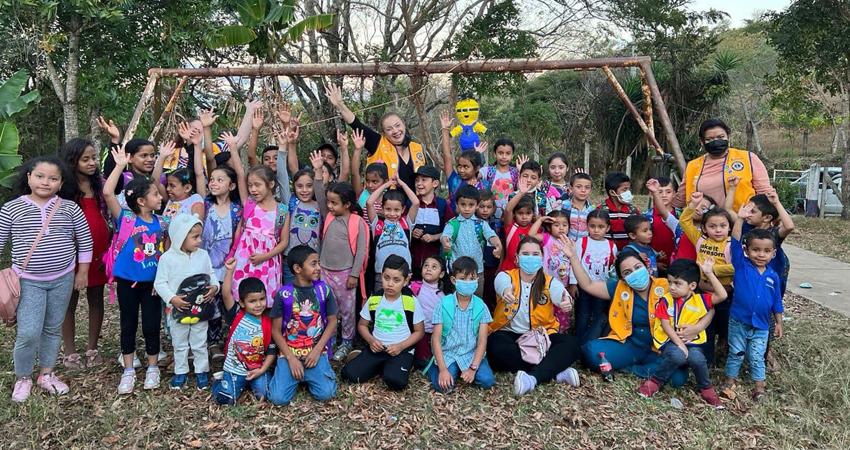 Ayudando a muchos niños a iniciar su año escolar. Foto: Cortesía/Radio ABC Stereo