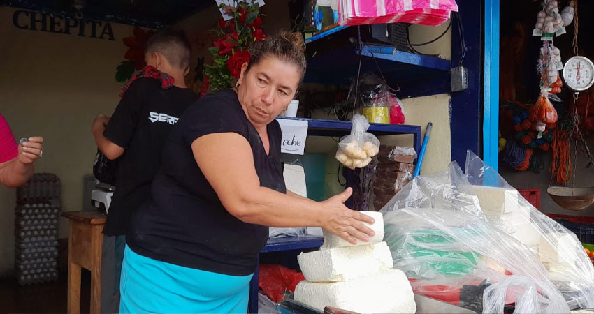 La cajilla de huevos registró otra baja en Estelí, esta vez su costo disminuyó entre 20 y 30 córdobas, sin embargo, los productos lácteos continúan caros y esto ha afectado las ventas de los comerciantes de derivados de la leche.
