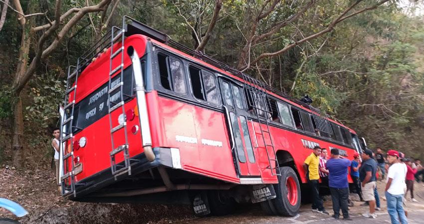 Autobús se sale de la vía tras fallas mecánicas cuando bajaba una pendiente. Foto: Cortesía/Radio ABC Stereo