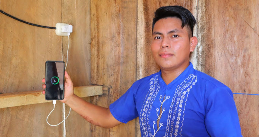 Ciudadano haciendo uso del servicio de energía eléctrica. Foto: Cortesía/ENATREL