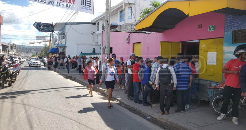 La fila se extendió hasta la esquina de los semáforos del parque. Foto: José Enrique Ortega/Radio ABC Stereo