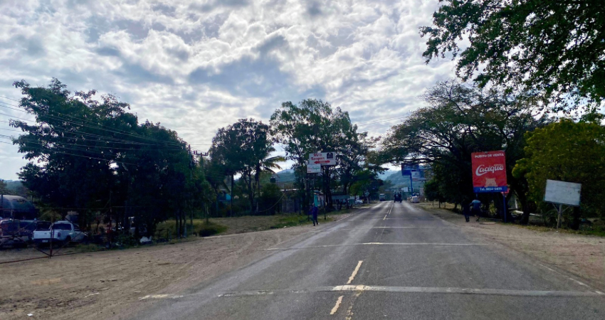 Un rótulo casi cae sobre un vehículo en Estelí. Foto: Equipo Digital/Radio ABC Stereo
