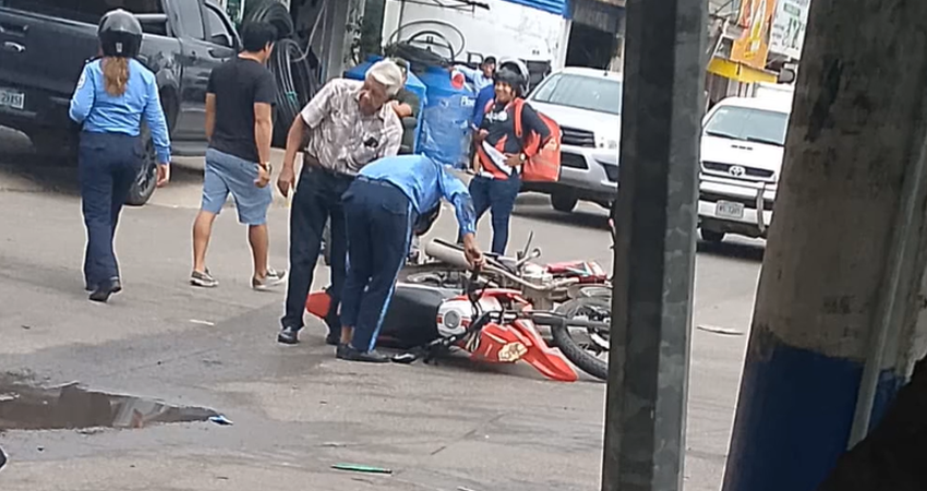 El oficial Leónidas Mendoza sufrió  lesiones en uno de sus pies. Foto: Cortesía/Radio ABC Stereo