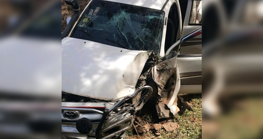 El conductor de la camioneta perdió el control del vehículo e impactó contra un árbol. Foto: Cortesía/Radio ABC Stereo