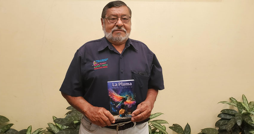 El libro incluye tres poemas inspirados en Rubén Darío. Foto: Cristhofer Rodríguez/Radio ABC Stereo