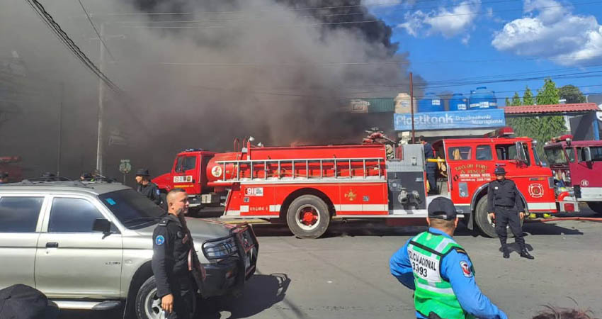 El humo se extendió hacia las casas y negocios vecinos. Foto: Cortesía/Radio ABC Stereo