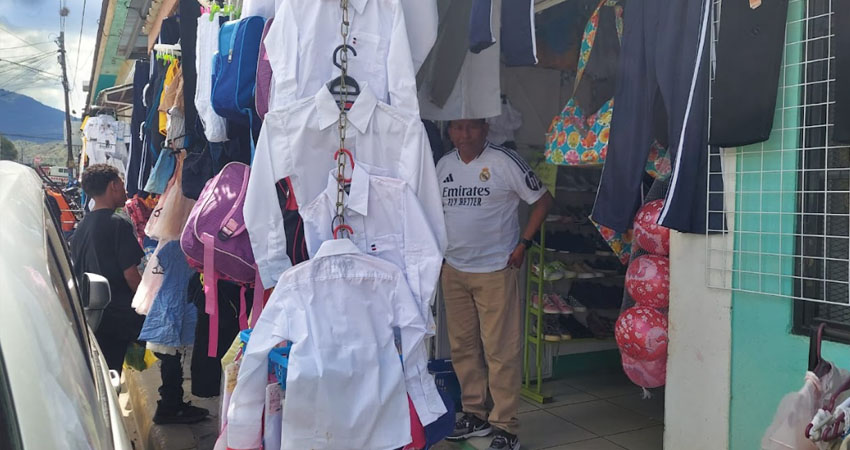 Los comerciantes creen que el reciente bono escolar otorgado aumentará las ventas de útiles escolares. Foto: Cortesía/Radio ABC Stereo