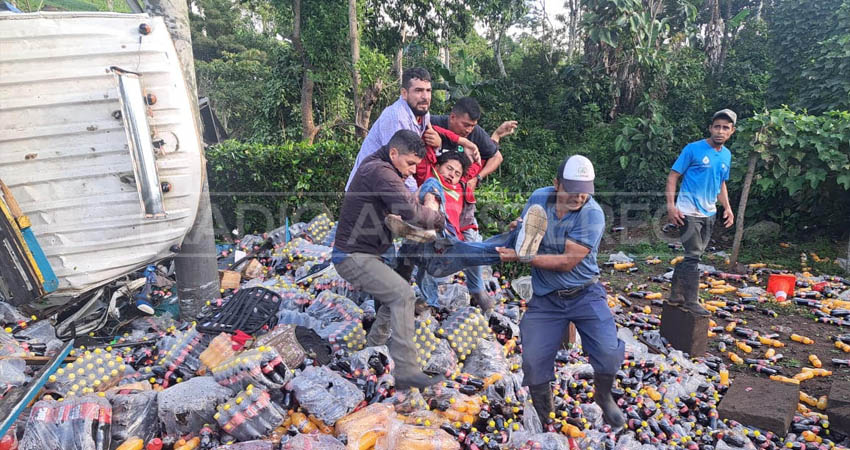 Dos obreros murieron en el vuelco de un camión en La Dalia. Foto: Cortesía/Radio ABC Stereo