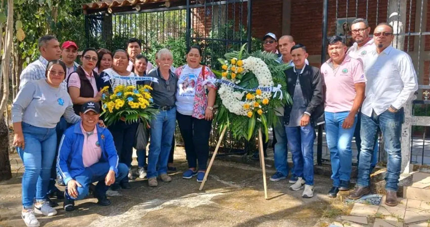 La alcaldesa del municipio junto al Consejo Municipal llevaron una ofrenda floral. Foto: Cortesía/Radio ABC Stereo