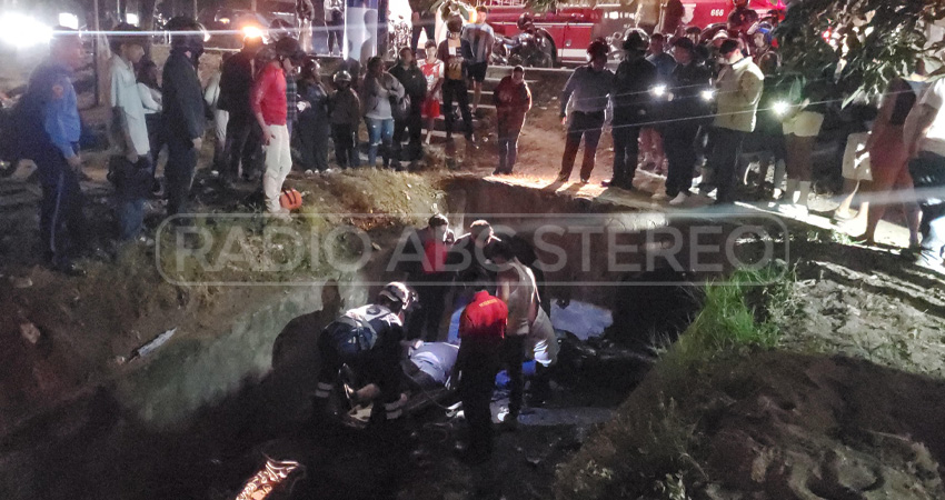 El suceso ocurrió frente a Multicentro. El motociclista sufrió fuertes golpes, incluyendo uno en la cabeza.