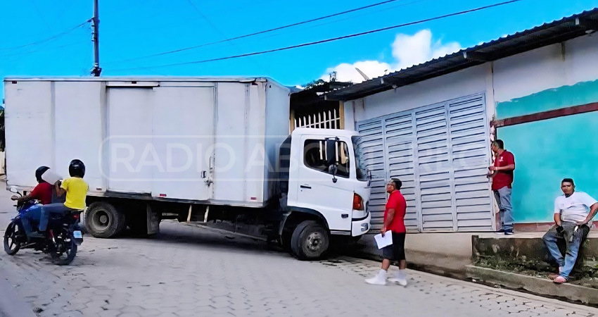 El camión impactó contra una moto estacionada. Foto: Cortesía/Radio ABC Stereo