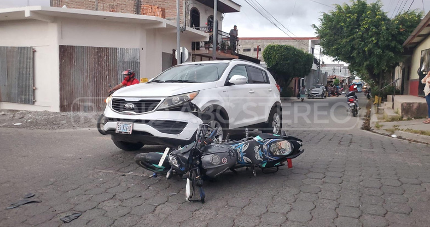 En los incidentes viales se vieron involucrados 4 motociclistas. Uno de ellos fue impactado por una camioneta, otro cayó al pavimento tras fallas en su medio transporte y otros dos resultaron lesionados al chocar camino a San Nicolás.