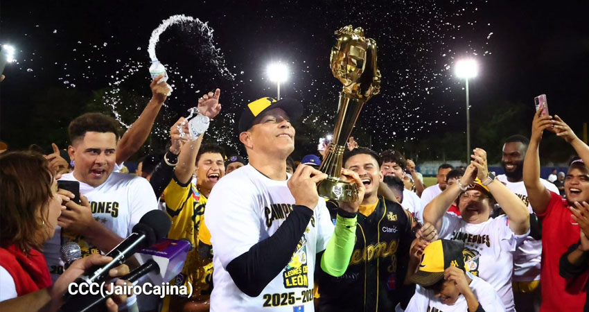 Sandor Guido levantado el título de campeón de la XXI edición de la Liga Profesional  Foto: Cortesía/Jairo Cajina