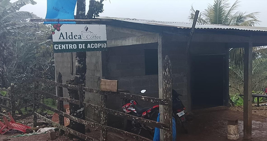 Policía y ejército están tras la pista de los delincuentes que ingresaron armados al establecimiento.