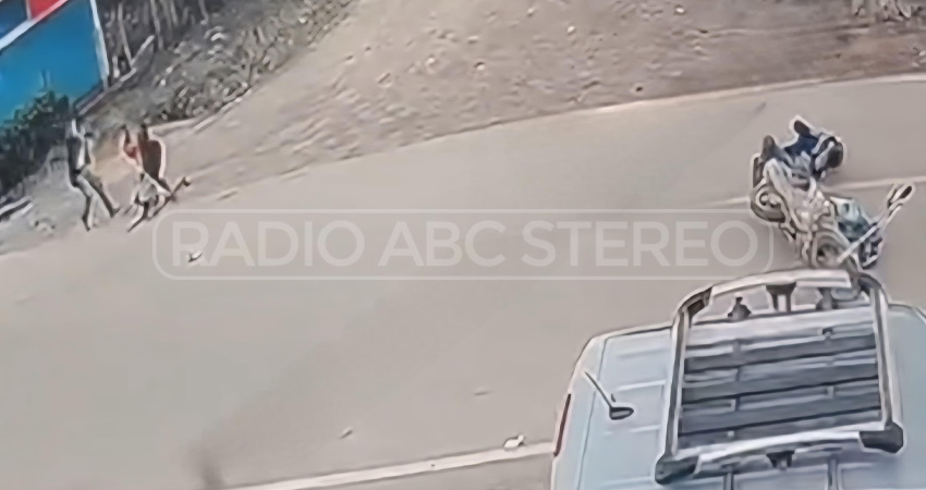 Según el reporte, la niña se soltó de la mano de su madre y cruzó repentinamente la calle, siendo alcanzada por un motociclista.