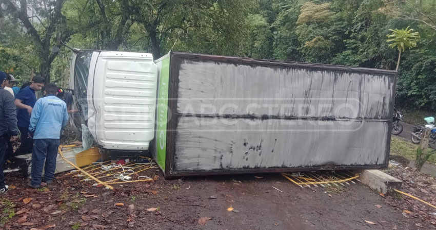 Camión se vuelca en Wale, Pantasma. Foto: Cortesía/Radio ABC Stereo