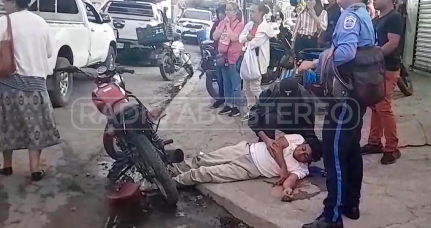 Tras el impacto, el motociclista se golpeó contra el pavimento y comenzó a convulsionar.