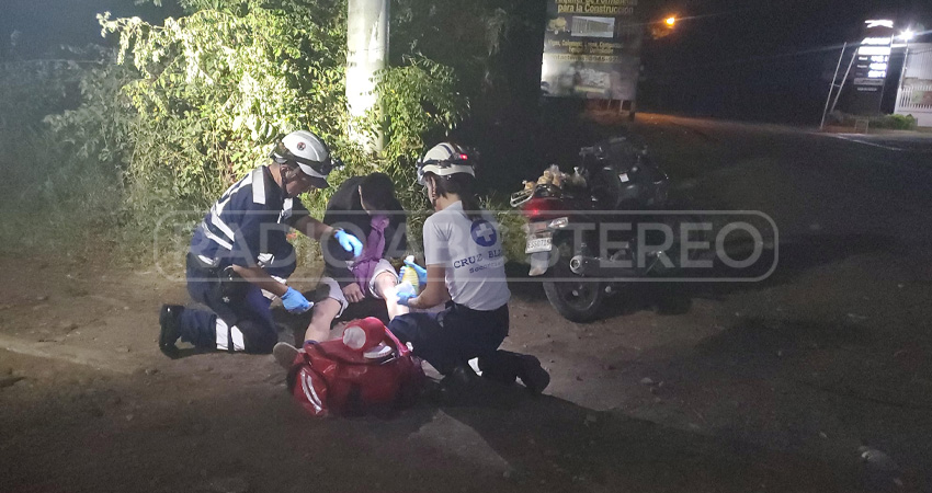 El conductor habría perdido el control del vehículo a causa de la humedad en la vía.