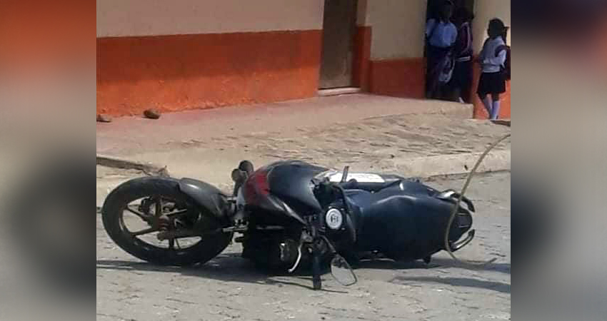 Motocicleta en la que viajaba la víctima y su acompañante. Foto: Cortesía