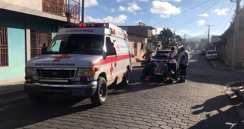 La maestra fue trasladada al hospital. Foto: Juan Fco. Dávila/Radio ABC Stereo