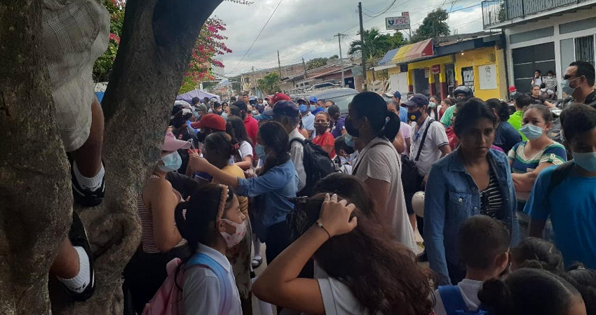 Aglomeración fuera de centros escolares. Foto: Roberto Mora/Radio ABC Stereo Aglomeración fuera de centros escolares. Foto: Roberto Mora/Radio ABC Stereo