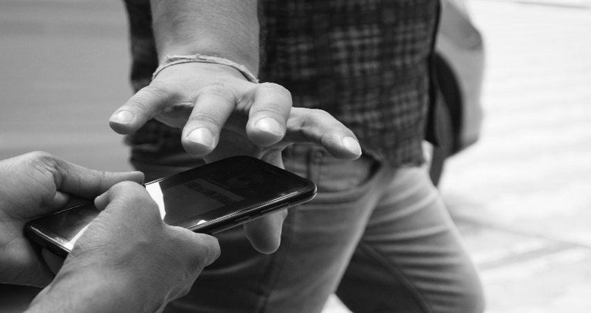 La estudiante se disponía a subir al bus cuando le robaron. Foto: Cortesía