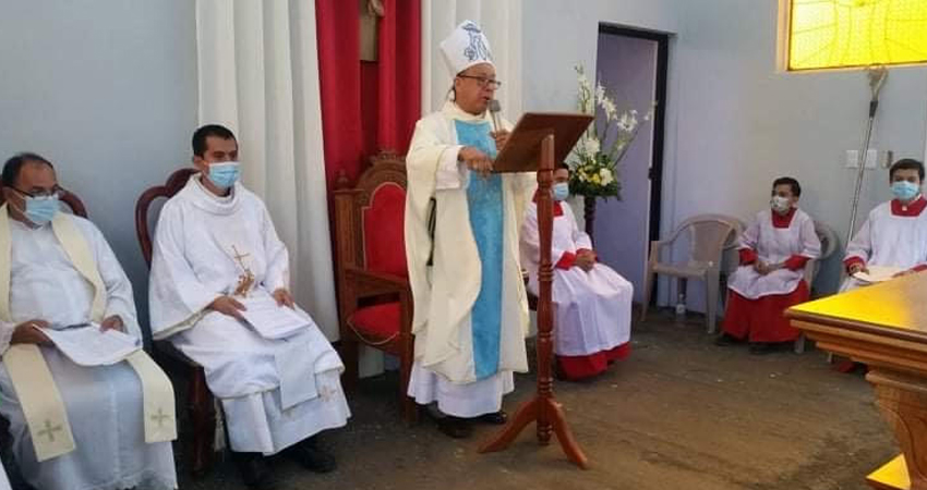La actividad se llevó a cabo con feligreses y parte del clero. Foto: Cortesía