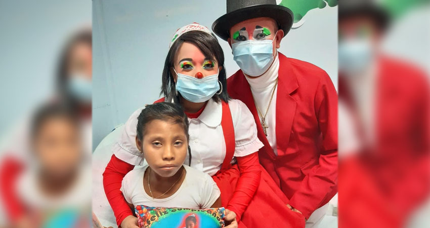 El Payaso Campanita le ha brindado ayuda a la niña. Foto: Cortesía