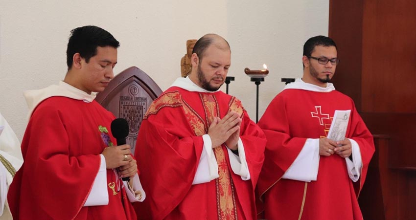 Fray Ezequiel, en el centro, es el nuevo prior del monasterio. Foto: Cortesía