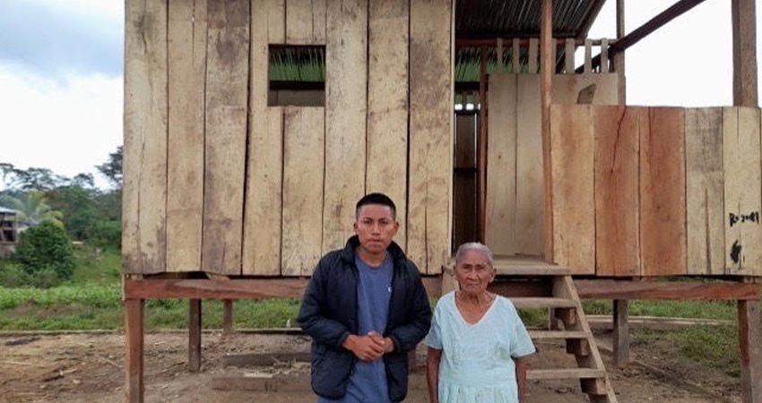 Ricky junto a doña Marlene Alvarado. Foto: Cortesía