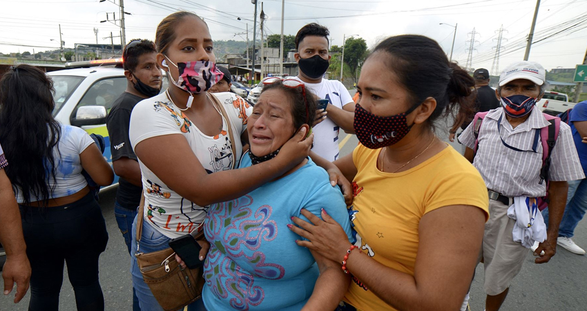 Familiares de presos muestran su dolor a las puertas del centro penintenciario de Guayaquil. Foto: Cortesia.