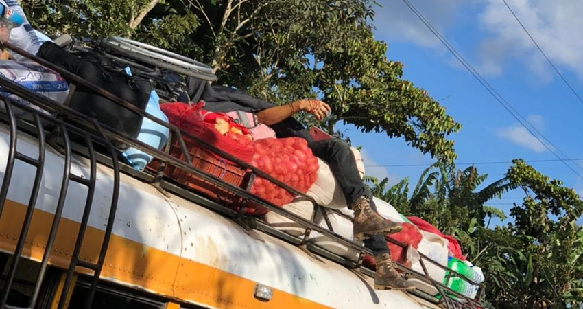 El cuerpo de la víctima quedó tendido en la canastera del bus. Foto: Cortesía